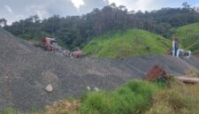 Material batu hasil pengolahan di area stone crusher Palandoang, Kecamatan Seko. Aktivitas pengolahan material untuk proyek Jalan Trans Sabbang–Tallang Sae diduga menggunakan batu yang tidak bersumber dari Galian C berizin.