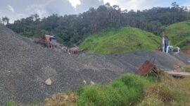 Material batu hasil pengolahan di area stone crusher Palandoang, Kecamatan Seko. Aktivitas pengolahan material untuk proyek Jalan Trans Sabbang–Tallang Sae diduga menggunakan batu yang tidak bersumber dari Galian C berizin.
