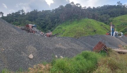 Material batu hasil pengolahan di area stone crusher Palandoang, Kecamatan Seko. Aktivitas pengolahan material untuk proyek Jalan Trans Sabbang–Tallang Sae diduga menggunakan batu yang tidak bersumber dari Galian C berizin.