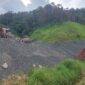 Material batu hasil pengolahan di area stone crusher Palandoang, Kecamatan Seko. Aktivitas pengolahan material untuk proyek Jalan Trans Sabbang–Tallang Sae diduga menggunakan batu yang tidak bersumber dari Galian C berizin.