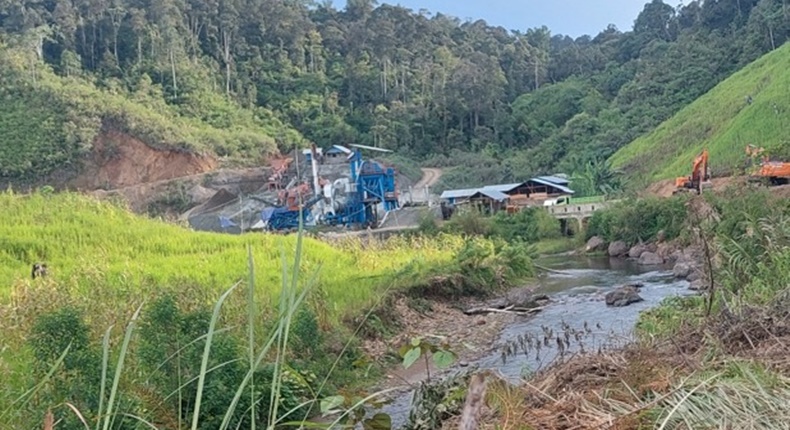Fasilitas pengolahan batu (stone crusher) di Kecamatan Seko, Kabupaten Luwu Utara. Lokasi ini diduga menjadi tempat pengolahan material yang digunakan dalam proyek peningkatan Jalan Trans Sabbang–Tallang Sae.