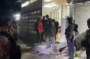 Petugas kepolisian melakukan penggerebekan di sebuah rumah di Jalan Asal Mula, Kecamatan Tamalanrea, Makassar, Jumat (19/6/2026) dini hari. Dalam operasi tersebut, polisi mengamankan puluhan orang dan membongkar dugaan praktik judi sabung ayam yang diduga melibatkan seorang oknum pengacara. (Foto: Ist)