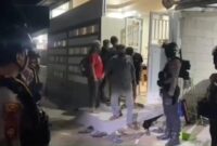Petugas kepolisian melakukan penggerebekan di sebuah rumah di Jalan Asal Mula, Kecamatan Tamalanrea, Makassar, Jumat (19/6/2026) dini hari. Dalam operasi tersebut, polisi mengamankan puluhan orang dan membongkar dugaan praktik judi sabung ayam yang diduga melibatkan seorang oknum pengacara. (Foto: Ist)