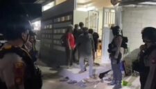 Petugas kepolisian melakukan penggerebekan di sebuah rumah di Jalan Asal Mula, Kecamatan Tamalanrea, Makassar, Jumat (19/6/2026) dini hari. Dalam operasi tersebut, polisi mengamankan puluhan orang dan membongkar dugaan praktik judi sabung ayam yang diduga melibatkan seorang oknum pengacara. (Foto: Ist)