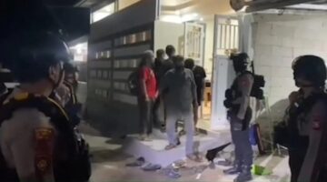 Petugas kepolisian melakukan penggerebekan di sebuah rumah di Jalan Asal Mula, Kecamatan Tamalanrea, Makassar, Jumat (19/6/2026) dini hari. Dalam operasi tersebut, polisi mengamankan puluhan orang dan membongkar dugaan praktik judi sabung ayam yang diduga melibatkan seorang oknum pengacara. (Foto: Ist)