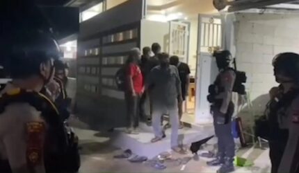 Petugas kepolisian melakukan penggerebekan di sebuah rumah di Jalan Asal Mula, Kecamatan Tamalanrea, Makassar, Jumat (19/6/2026) dini hari. Dalam operasi tersebut, polisi mengamankan puluhan orang dan membongkar dugaan praktik judi sabung ayam yang diduga melibatkan seorang oknum pengacara. (Foto: Ist)