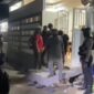 Petugas kepolisian melakukan penggerebekan di sebuah rumah di Jalan Asal Mula, Kecamatan Tamalanrea, Makassar, Jumat (19/6/2026) dini hari. Dalam operasi tersebut, polisi mengamankan puluhan orang dan membongkar dugaan praktik judi sabung ayam yang diduga melibatkan seorang oknum pengacara. (Foto: Ist)