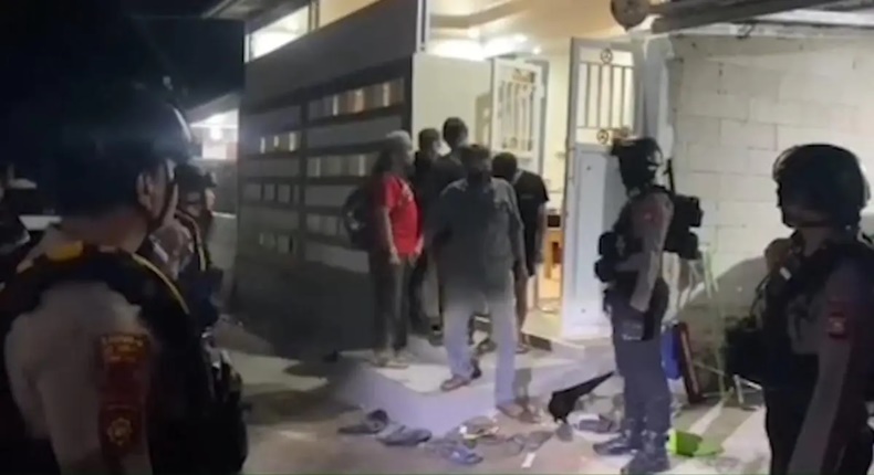 Petugas kepolisian melakukan penggerebekan di sebuah rumah di Jalan Asal Mula, Kecamatan Tamalanrea, Makassar, Jumat (19/6/2026) dini hari. Dalam operasi tersebut, polisi mengamankan puluhan orang dan membongkar dugaan praktik judi sabung ayam yang diduga melibatkan seorang oknum pengacara. (Foto: Ist)