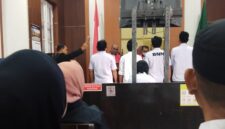 Suasana persidangan kasus narkotika di Pengadilan Negeri Makassar yang mendengarkan tanggapan penasihat hukum terdakwa atas Replik Jaksa Penuntut Umum.