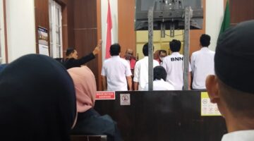 Suasana persidangan kasus narkotika di Pengadilan Negeri Makassar yang mendengarkan tanggapan penasihat hukum terdakwa atas Replik Jaksa Penuntut Umum.