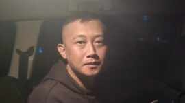 Tangkapan layar video detik-detik DPO Taufik Hidayat saat digiring polisi ke dalam mobil (Foto Ist)