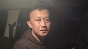 Tangkapan layar video detik-detik DPO Taufik Hidayat saat digiring polisi ke dalam mobil (Foto Ist)