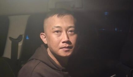 Tangkapan layar video detik-detik DPO Taufik Hidayat saat digiring polisi ke dalam mobil (Foto Ist)