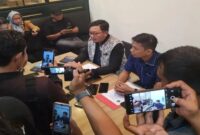 Kuasa hukum pelapor, Wawan Nur Rewa, S.H., M.H. (pria berkacamata), saat memberikan keterangan pers di hadapan awak media.