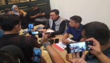 Kuasa hukum pelapor, Wawan Nur Rewa, S.H., M.H. (pria berkacamata), saat memberikan keterangan pers di hadapan awak media.