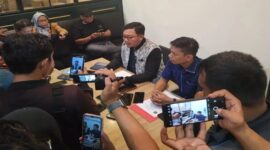 Kuasa hukum pelapor, Wawan Nur Rewa, S.H., M.H. (pria berkacamata), saat memberikan keterangan pers di hadapan awak media.