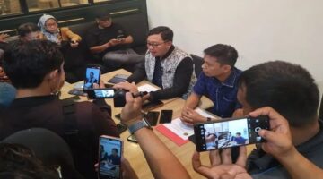 Kuasa hukum pelapor, Wawan Nur Rewa, S.H., M.H. (pria berkacamata), saat memberikan keterangan pers di hadapan awak media.