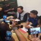 Kuasa hukum pelapor, Wawan Nur Rewa, S.H., M.H. (pria berkacamata), saat memberikan keterangan pers di hadapan awak media.