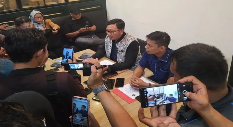 Kuasa hukum pelapor, Wawan Nur Rewa, S.H., M.H. (pria berkacamata), saat memberikan keterangan pers di hadapan awak media.