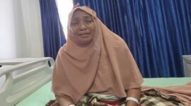 Seorang ibu lanjut usia menangis sambil menyampaikan pesan kepada anak-anaknya dalam video yang viral saat berada di ruang perawatan RS Balai Paru Pettarani, Kota Makassar.