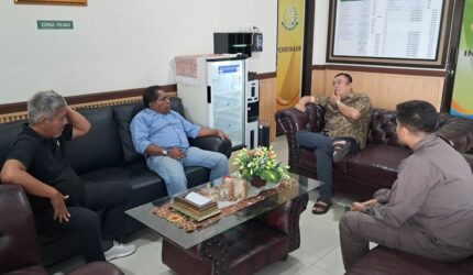 Kepala Seksi Intelijen Kejaksaan Negeri (Kejari) Kota Parepare, Andi Unru, SH., MH, bersama Ketua ACW, H Makmur M Raonah, SH., MH