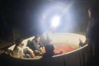 Aparat kepolisian saat menggerebek arena judi sabung ayam di Lingkungan Ammarang, Kelurahan Borong, Kecamatan Tanralili, Maros, Minggu (12/7/2026). Lima orang diamankan, termasuk seorang oknum Satpol PP. (Foto : Ist)