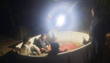Aparat kepolisian saat menggerebek arena judi sabung ayam di Lingkungan Ammarang, Kelurahan Borong, Kecamatan Tanralili, Maros, Minggu (12/7/2026). Lima orang diamankan, termasuk seorang oknum Satpol PP. (Foto : Ist)