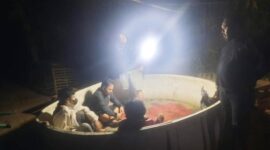 Aparat kepolisian saat menggerebek arena judi sabung ayam di Lingkungan Ammarang, Kelurahan Borong, Kecamatan Tanralili, Maros, Minggu (12/7/2026). Lima orang diamankan, termasuk seorang oknum Satpol PP. (Foto : Ist)