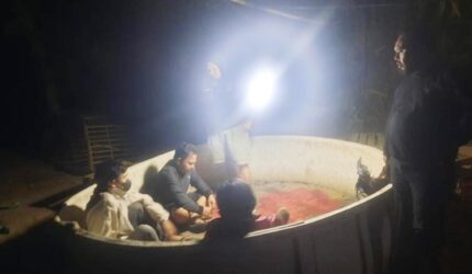 Aparat kepolisian saat menggerebek arena judi sabung ayam di Lingkungan Ammarang, Kelurahan Borong, Kecamatan Tanralili, Maros, Minggu (12/7/2026). Lima orang diamankan, termasuk seorang oknum Satpol PP. (Foto : Ist)