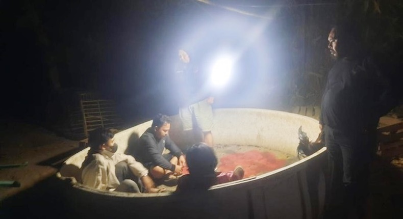 Aparat kepolisian saat menggerebek arena judi sabung ayam di Lingkungan Ammarang, Kelurahan Borong, Kecamatan Tanralili, Maros, Minggu (12/7/2026). Lima orang diamankan, termasuk seorang oknum Satpol PP. (Foto : Ist)