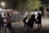 Tangkapan layar video amatir menunjukkan dua dari tiga kelompok yang berseteru terlibat aksi saling serang di lokasi sengketa lahan di kawasan Racing Center, Makassar.