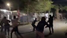 Tangkapan layar video amatir menunjukkan dua dari tiga kelompok yang berseteru terlibat aksi saling serang di lokasi sengketa lahan di kawasan Racing Center, Makassar.