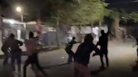 Tangkapan layar video amatir menunjukkan dua dari tiga kelompok yang berseteru terlibat aksi saling serang di lokasi sengketa lahan di kawasan Racing Center, Makassar.