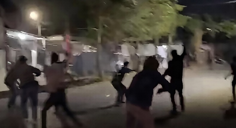 Tangkapan layar video amatir menunjukkan dua dari tiga kelompok yang berseteru terlibat aksi saling serang di lokasi sengketa lahan di kawasan Racing Center, Makassar.