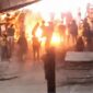 Tangkapan layar video yang merekam detik-detik pembakaran satu unit motor trail oleh massa di Jalan Veteran Selatan, Makassar. 