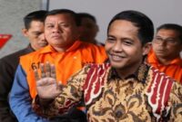 Bupati Kuansing Suhardiman Amby usai terjaring OTT KPK dan Menteri Kehutanan Raja Juli Antoni (foto kolase).