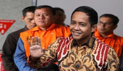 Bupati Kuansing Suhardiman Amby usai terjaring OTT KPK dan Menteri Kehutanan Raja Juli Antoni (foto kolase).
