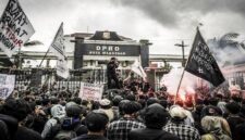 Aksi Jilid III KONAMI Sulsel di depan kantor sementara DPRD Makassar (Visual AI)