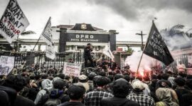 Aksi Jilid III KONAMI Sulsel di depan kantor sementara DPRD Makassar (Visual AI)