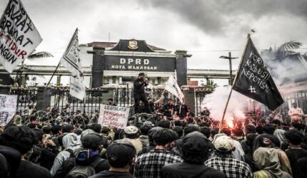 Aksi Jilid III Meledak di DPRD, KONAMI Sulsel Tuntut Verifikasi Gelar Akademik Dewan