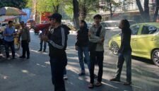 Massa KONAMI Sulsel menggelar aksi di depan kantor DPRD Makassar menuntut klarifikasi atas dugaan gelar akademik seorang legislator.