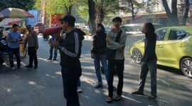 Massa KONAMI Sulsel menggelar aksi di depan kantor DPRD Makassar menuntut klarifikasi atas dugaan gelar akademik seorang legislator.