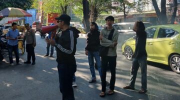 Massa KONAMI Sulsel menggelar aksi di depan kantor DPRD Makassar menuntut klarifikasi atas dugaan gelar akademik seorang legislator.
