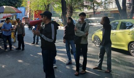 Massa KONAMI Sulsel menggelar aksi di depan kantor DPRD Makassar menuntut klarifikasi atas dugaan gelar akademik seorang legislator.