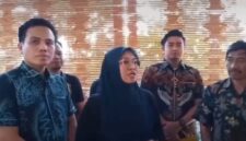 Bupati Gowa Hj Sitti Husniah Talenrang didampingi tim kuasa hukum memberikan keterangan kepada awak media terkait pelaporan dua saksi Pansus Hak Angket DPRD Gowa ke Bareskrim Polri