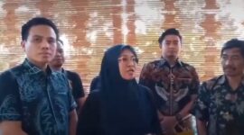 Bupati Gowa Hj Sitti Husniah Talenrang didampingi tim kuasa hukum memberikan keterangan kepada awak media terkait pelaporan dua saksi Pansus Hak Angket DPRD Gowa ke Bareskrim Polri