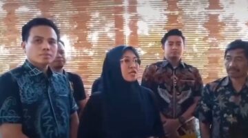 Bupati Gowa Hj Sitti Husniah Talenrang didampingi tim kuasa hukum memberikan keterangan kepada awak media terkait pelaporan dua saksi Pansus Hak Angket DPRD Gowa ke Bareskrim Polri