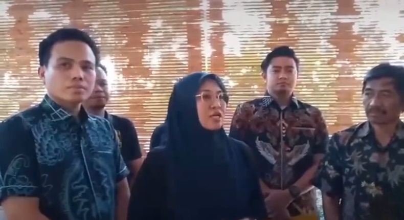 Bupati Gowa Hj Sitti Husniah Talenrang didampingi tim kuasa hukum memberikan keterangan kepada awak media terkait pelaporan dua saksi Pansus Hak Angket DPRD Gowa ke Bareskrim Polri
