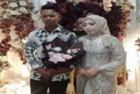Foto yang beredar di media sosial memperlihatkan pengantin pria Firsan (kiri) bersama mempelai perempuan usai prosesi akad nikah di Galesong Utara, Kabupaten Takalar. Belakangan, Firsan mengaku ditampar kakak iparnya sesaat setelah ijab kabul dan melaporkan kejadian tersebut ke polisi. (Foto: tangkapan layar/media sosial)