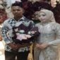 Foto yang beredar di media sosial memperlihatkan pengantin pria Firsan (kiri) bersama mempelai perempuan usai prosesi akad nikah di Galesong Utara, Kabupaten Takalar. Belakangan, Firsan mengaku ditampar kakak iparnya sesaat setelah ijab kabul dan melaporkan kejadian tersebut ke polisi. (Foto: tangkapan layar/media sosial)